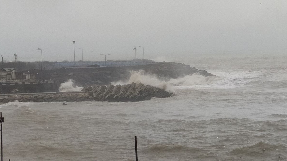 Düzce kuvvetli rüzgara teslim! 4 metrelik dev dalgalar sahili dövdü
