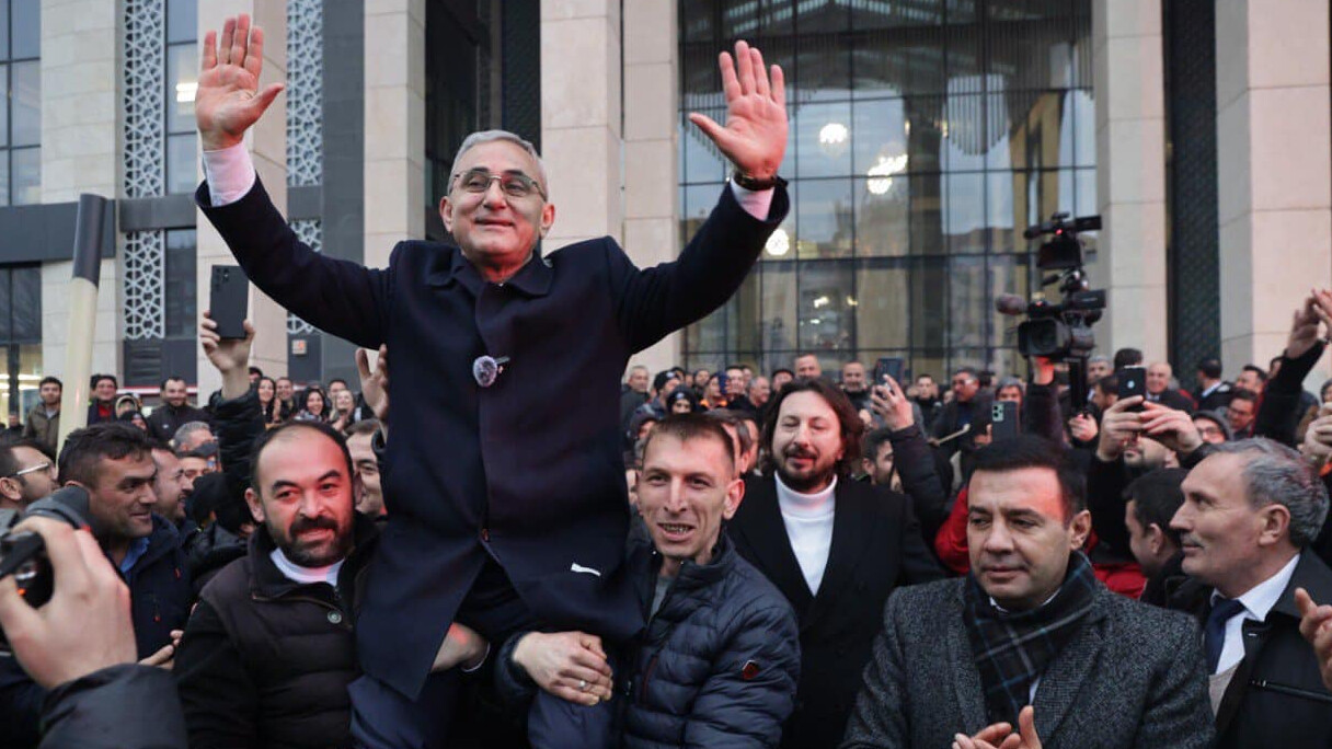 İşçiler bayram ediyor! Aldıkları zam sonrası belediye başkanını omuzlarında taşıdılar