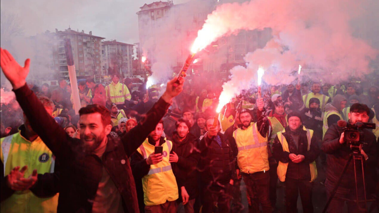 İşçiler bayram ediyor! Aldıkları zam sonrası belediye başkanını omuzlarında taşıdılar