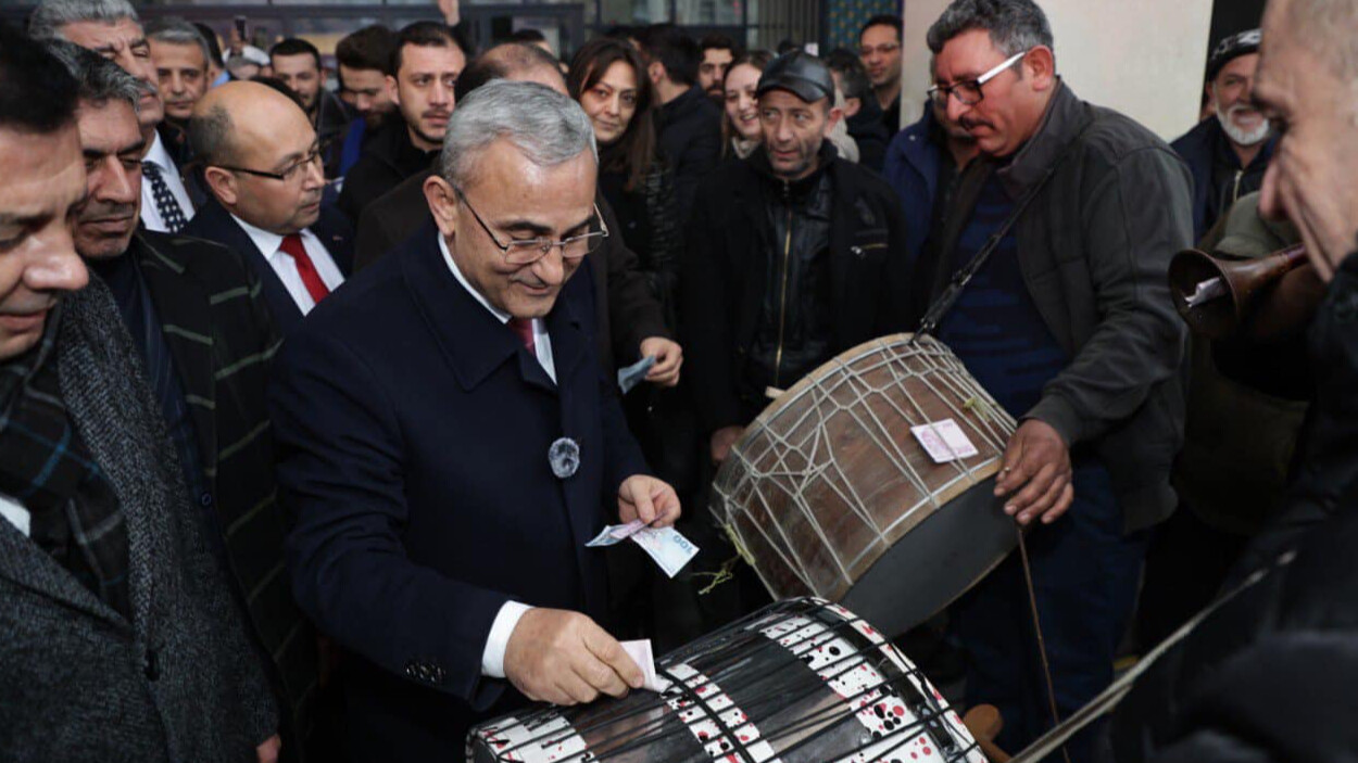 İşçiler bayram ediyor! Aldıkları zam sonrası belediye başkanını omuzlarında taşıdılar