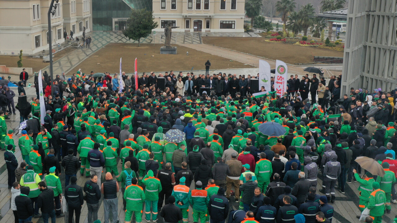 İşçiler belediyenin ek zam kararıyla bayram etti! Artışı meşalelerle kutladılar