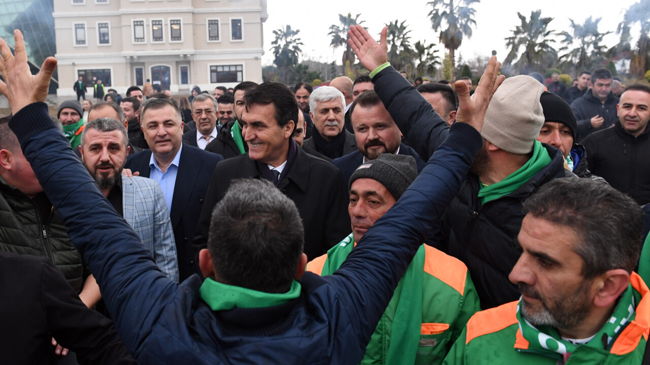 İşçiler belediyenin ek zam kararıyla bayram etti! Artışı meşalelerle kutladılar