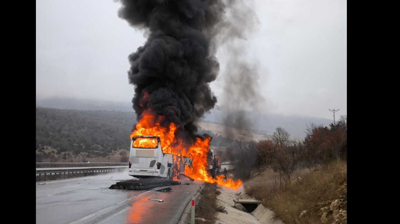 Kamyona çarpan otobüs alev topuna döndü! Ölü ve yaralılar var Kamyona çarpan otobüs alev topuna döndü! Ölü ve yaralılar var