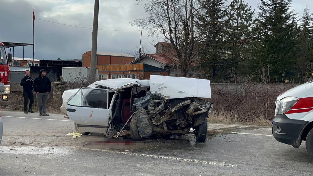 Dehşete düşüren kaza! Tofaş kağıt gibi katlandı Dehşete düşüren kaza! Tofaş kağıt gibi katlandı