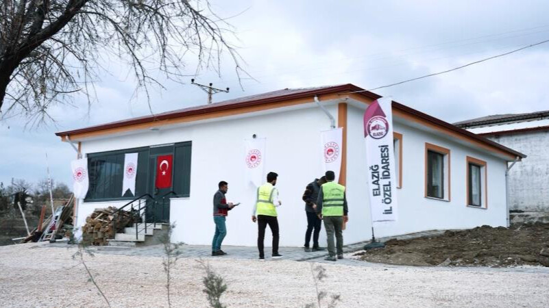 Elazığ'da 'Yerinde Dönüşüm'de ilk köy evi sahibine teslim edildi