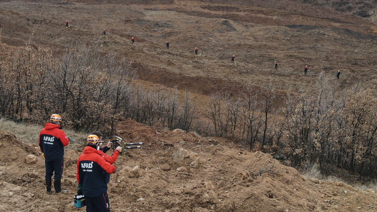 Erzincan'daki maden sahasında kayıp işçiler dronla aranıyor! Kanadalı yetkili de gözaltında Erzincan'daki maden sahasında kayıp işçiler dronla aranıyor! Kanadalı yetkili de gözaltında