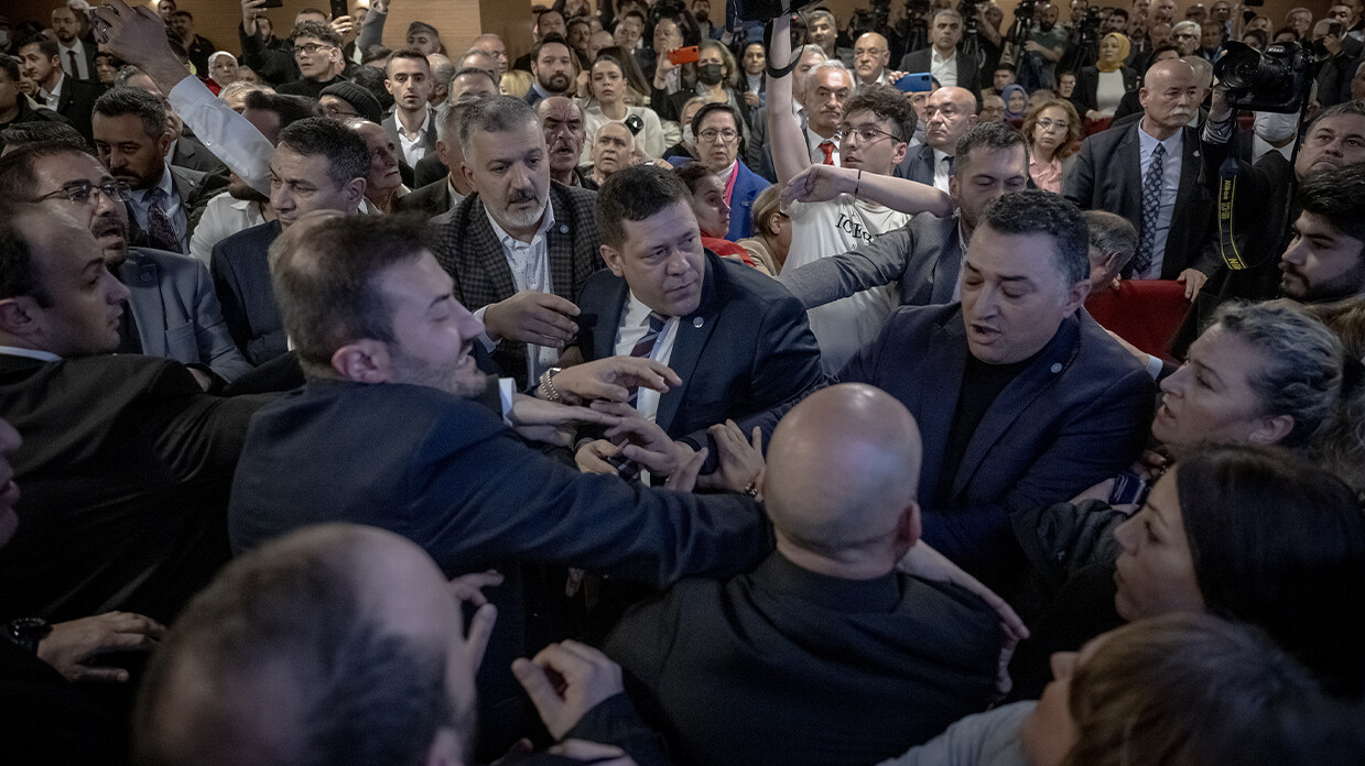 İYİ Parti’de adaylık krizi! Akşener'i protesto ettiler İYİ Parti’de adaylık krizi! Akşener'i protesto ettiler