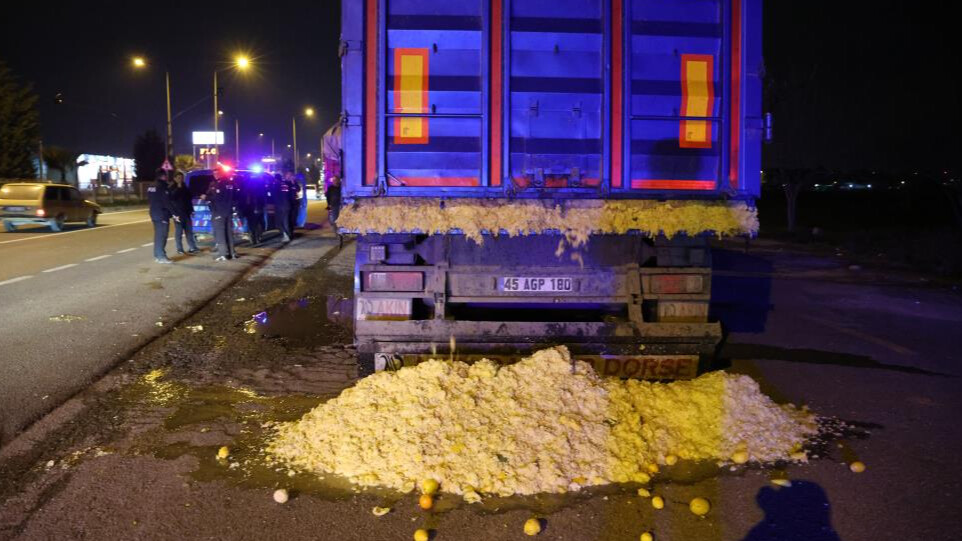 Limon posası yola döküldü, ortalık savaş alanına döndü: Ölü ve yaralılar var