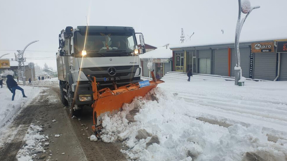 Van kara teslim oldu! Okullar tatil edildi, 132 yere ulaşım yok Van kara teslim oldu! Okullar tatil edildi, 132 yere ulaşım yok
