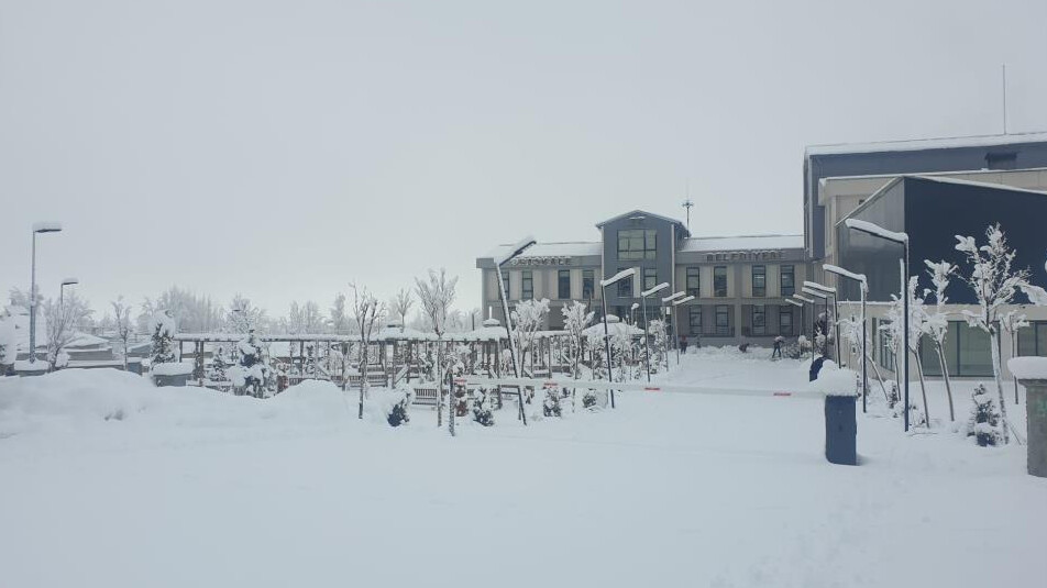 Van kara teslim oldu! Okullar tatil edildi, 132 yere ulaşım yok Van kara teslim oldu! Okullar tatil edildi, 132 yere ulaşım yok