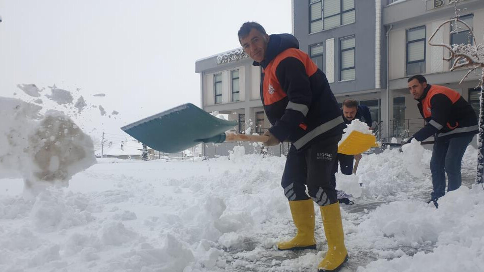 Van kara teslim oldu! Okullar tatil edildi, 132 yere ulaşım yok Van kara teslim oldu! Okullar tatil edildi, 132 yere ulaşım yok