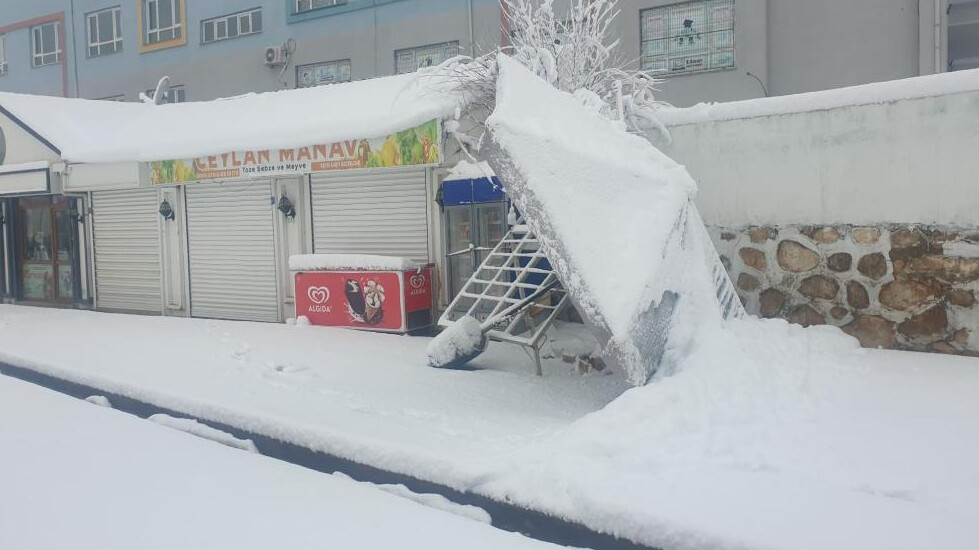 Van kara teslim oldu! Okullar tatil edildi, 132 yere ulaşım yok Van kara teslim oldu! Okullar tatil edildi, 132 yere ulaşım yok
