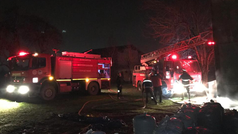 Sakarya'da sıcak saatler, iki katlı ev bir anda alev topuna döndü!