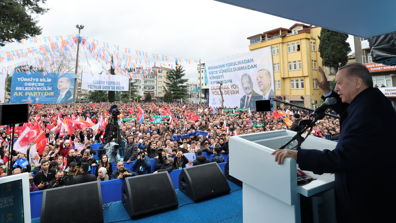 Cumhurbaşkanı Erdoğan: Emeklilerin bayram ikramiyelerini 3 bin liraya çıkarıyoruz Cumhurbaşkanı Erdoğan: Emeklilerin bayram ikramiyelerini 3 bin liraya çıkarıyoruz