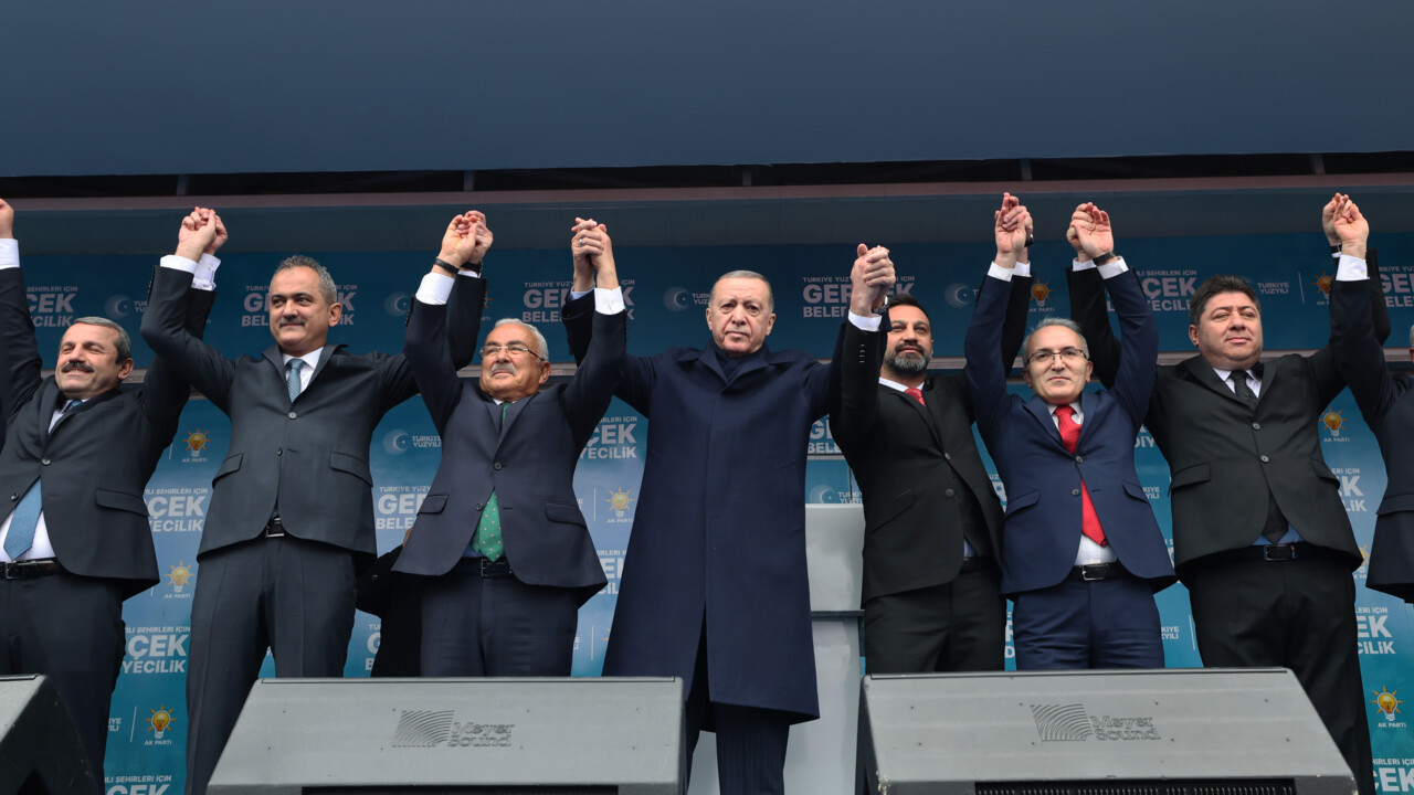 Cumhurbaşkanı Erdoğan: Emeklilerin bayram ikramiyelerini 3 bin liraya çıkarıyoruz Cumhurbaşkanı Erdoğan: Emeklilerin bayram ikramiyelerini 3 bin liraya çıkarıyoruz