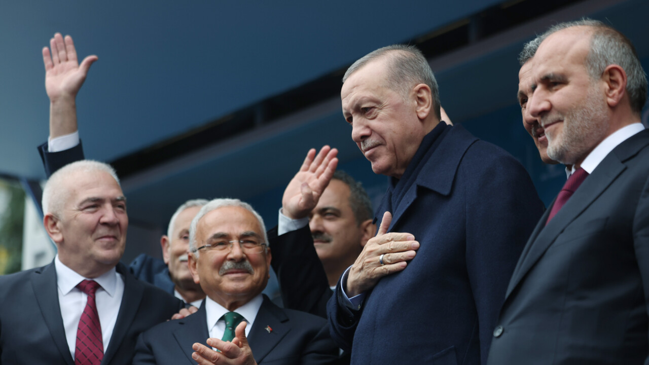 Cumhurbaşkanı Erdoğan: Emeklilerin bayram ikramiyelerini 3 bin liraya çıkarıyoruz Cumhurbaşkanı Erdoğan: Emeklilerin bayram ikramiyelerini 3 bin liraya çıkarıyoruz