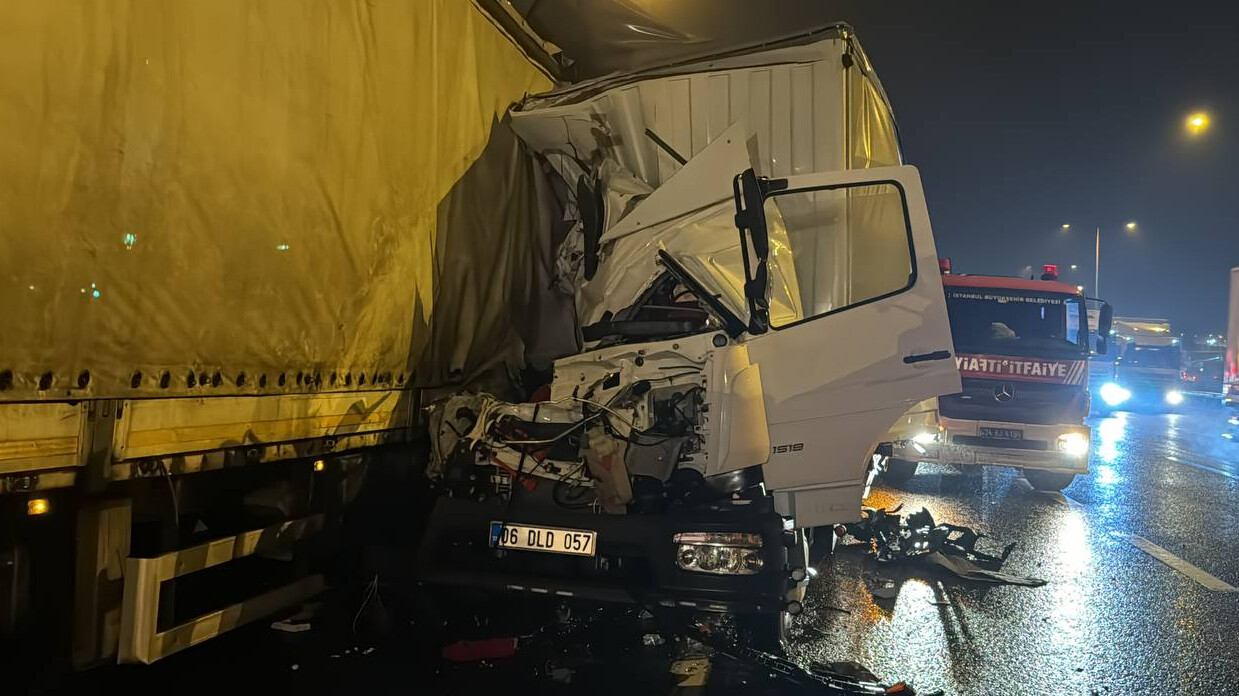 Kuzey Marmara otoyolunda korkunç kaza! Sollamaya çalışırken öndeki tıra çarptı Kuzey Marmara otoyolunda korkunç kaza! Sollamaya çalışırken öndeki tıra çarptı