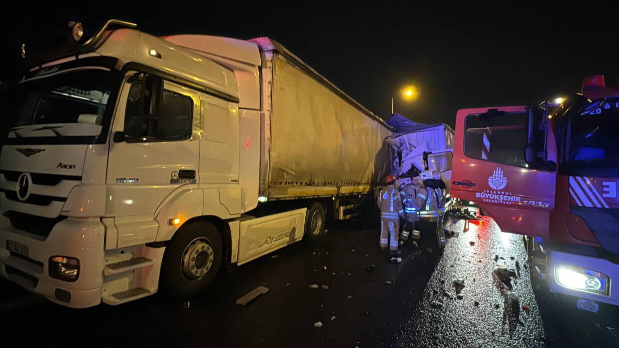 Kuzey Marmara otoyolunda korkunç kaza! Sollamaya çalışırken öndeki tıra çarptı Kuzey Marmara otoyolunda korkunç kaza! Sollamaya çalışırken öndeki tıra çarptı