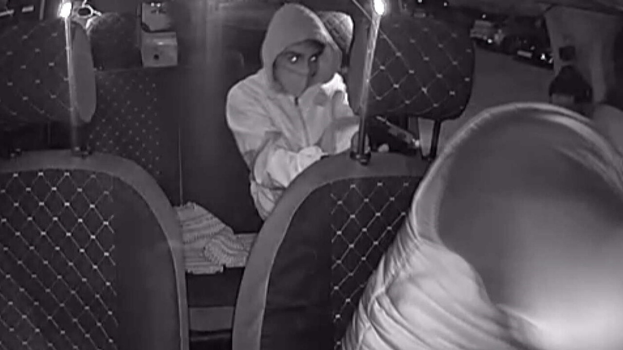 İzmir'de bir taksici daha dehşeti yaşadı! Sırtına makas saplandı, 'sıra bize mi geldi' dedi İzmir'de bir taksici daha dehşeti yaşadı! Sırtına makas saplandı, 'sıra bize mi geldi' dedi