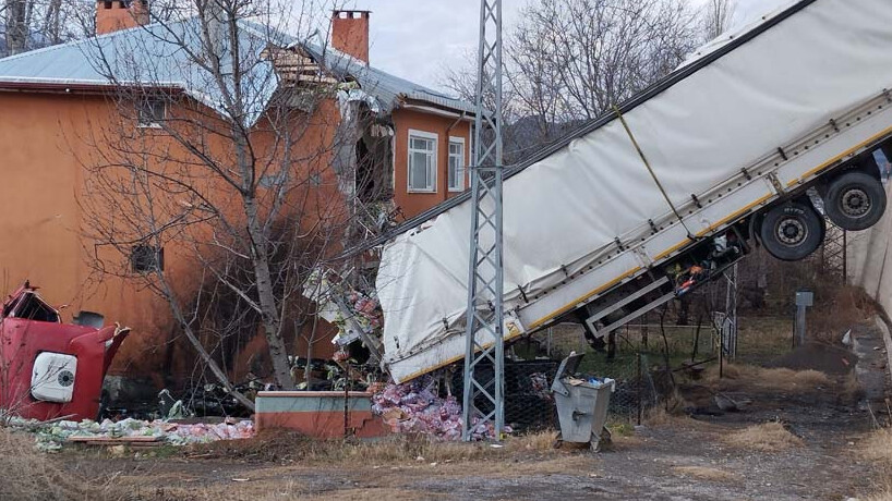 İki yılda bir aynı kabus! Sivas'taki talihsiz ev bu kez kullanılamaz hale geldi İki yılda bir aynı kabus! Sivas'taki talihsiz ev bu kez kullanılamaz hale geldi
