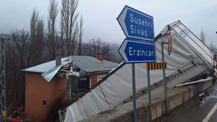İki yılda bir aynı kabus! Sivas'taki talihsiz ev bu kez kullanılamaz hale geldi İki yılda bir aynı kabus! Sivas'taki talihsiz ev bu kez kullanılamaz hale geldi