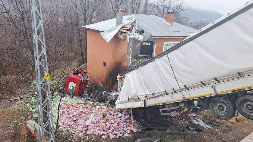 İki yılda bir aynı kabus! Sivas'taki talihsiz ev bu kez kullanılamaz hale geldi İki yılda bir aynı kabus! Sivas'taki talihsiz ev bu kez kullanılamaz hale geldi