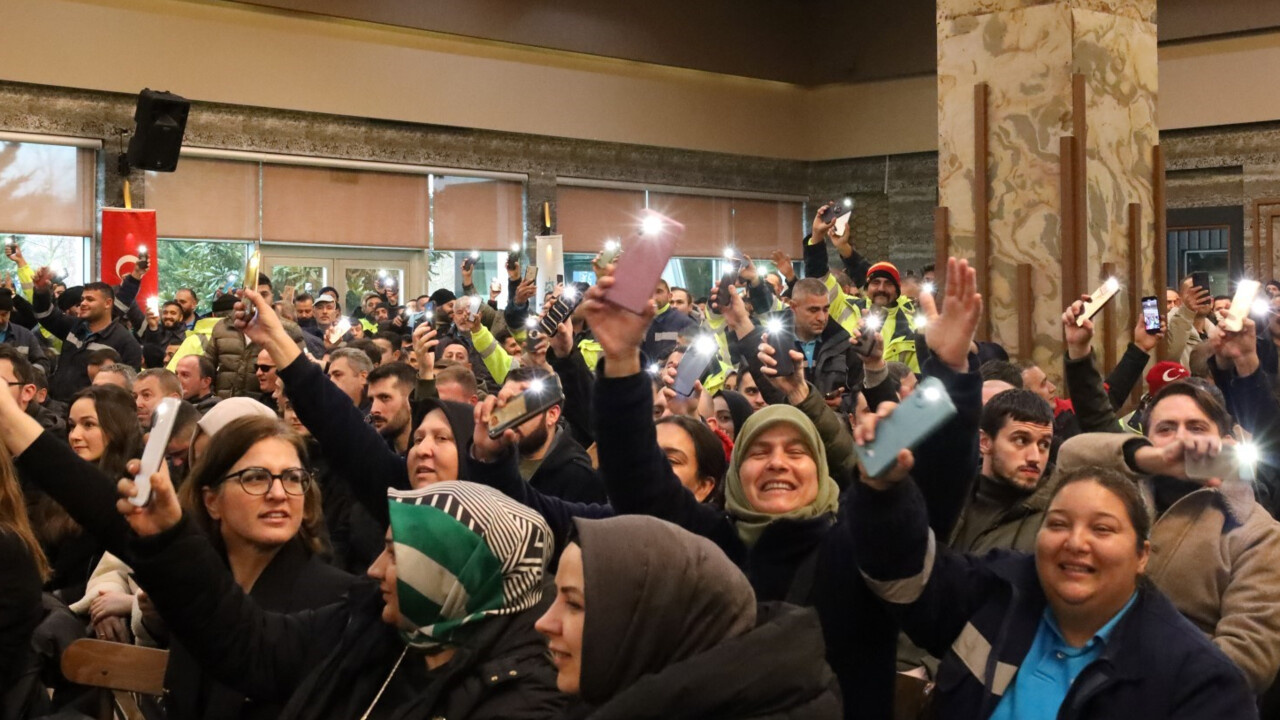 İşçiler zammı halay çekerek kutladı! Belediyede en düşük maaş 35 bin TL oldu