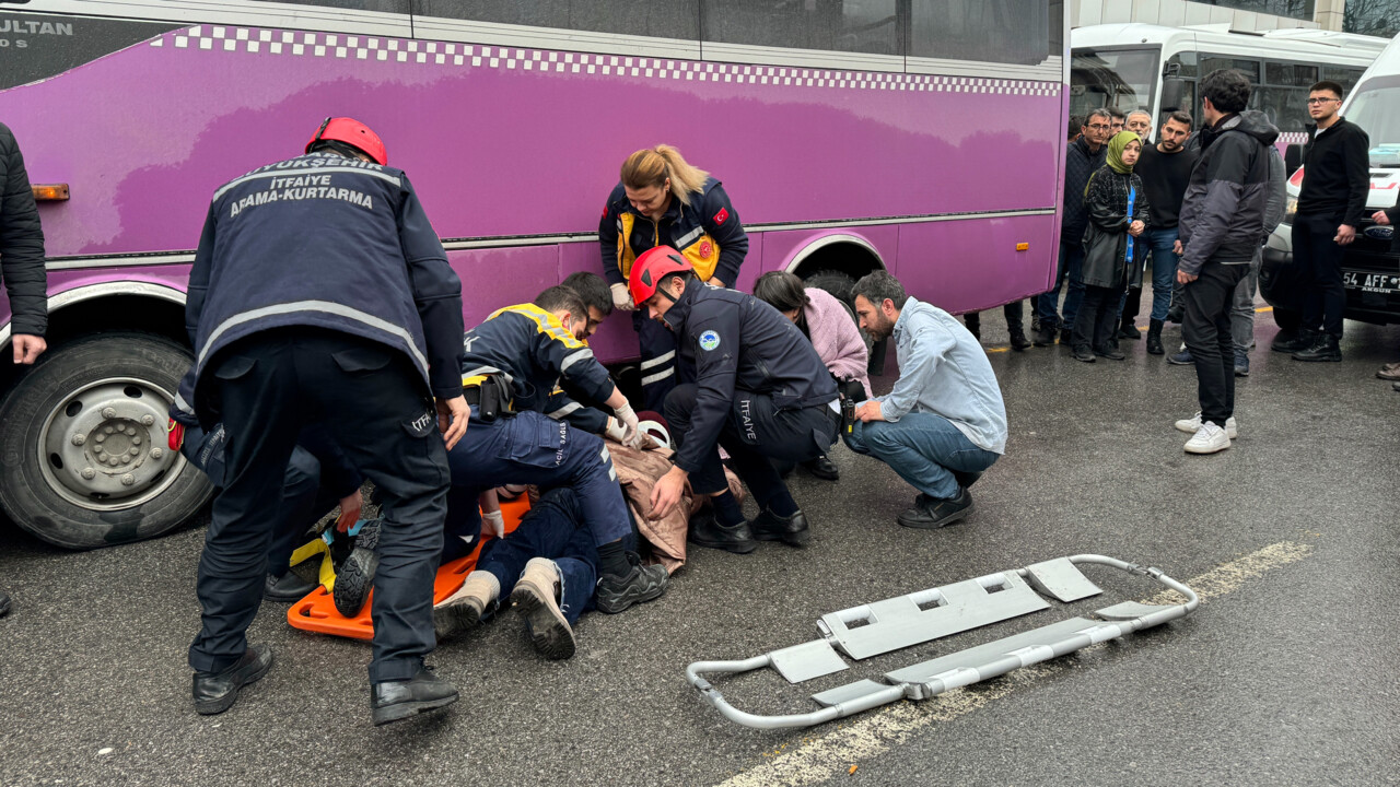 Özel halk otobüsü kadını ezdi! Kahreden anlar kamerada