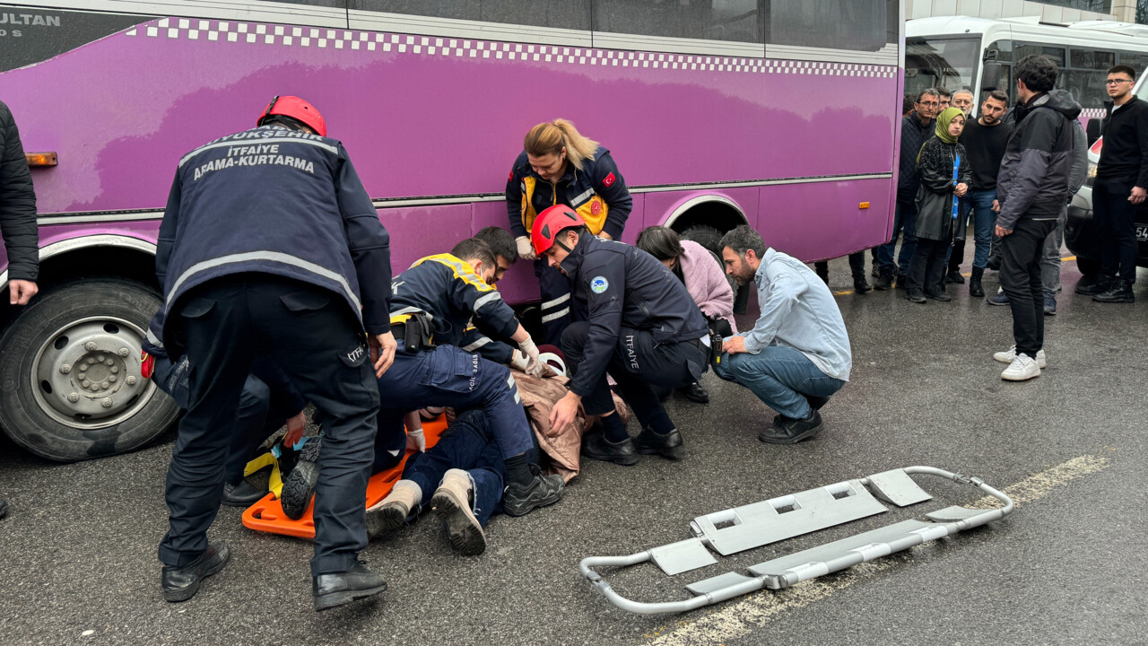 Özel halk otobüsü kadını ezdi! Kahreden anlar kamerada