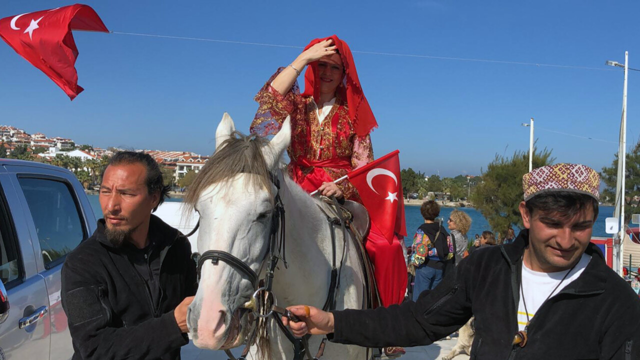 Doğu kara teslim olurken Datça’da Badem Çiçeği Festivali yapılıyor