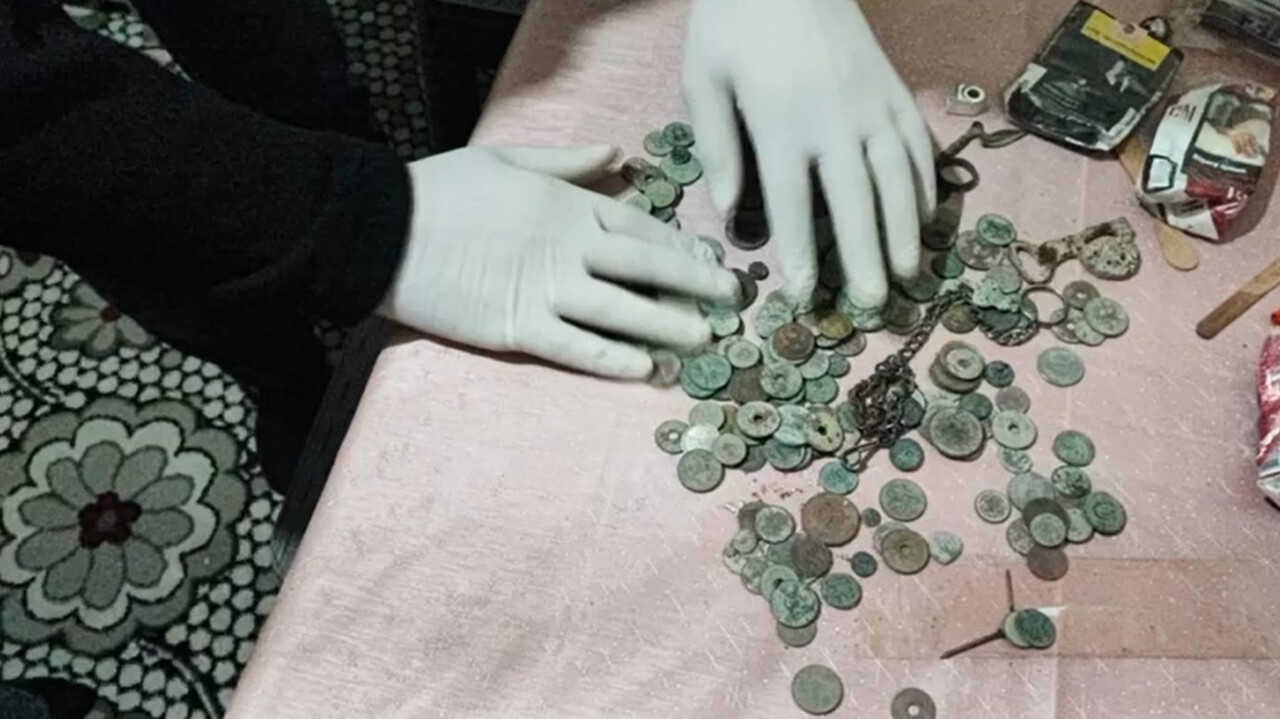İhbara giden polisler yoğurt kabının içinden çıkanlarla hayrete düştü İhbara giden polisler yoğurt kabının içinden çıkanlarla hayrete düştü