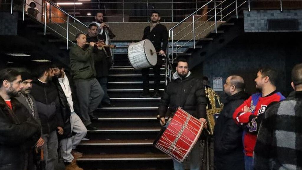 İşçiler zammı halay çekerek kutladı! Belediyede en düşük maaş 35 bin TL oldu