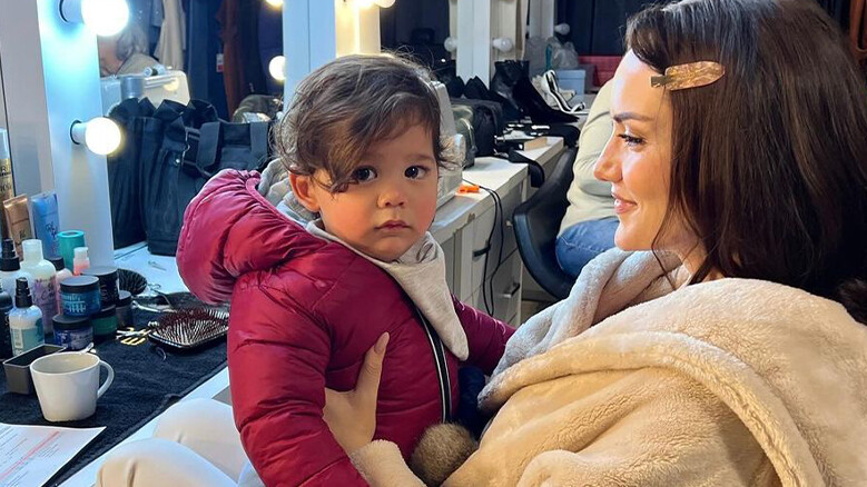 Fahriye Evcen oğlu Kerem ile pozlarını 'set hatırası' notuyla paylaştı! İlk yorum Burak Özçivit’ten geldi