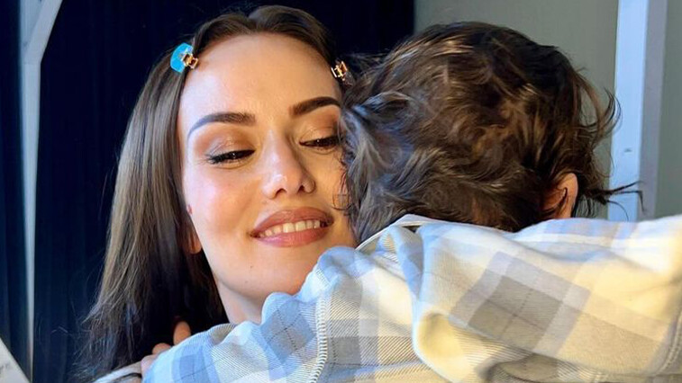 Fahriye Evcen oğlu Kerem ile pozlarını 'set hatırası' notuyla paylaştı! İlk yorum Burak Özçivit’ten geldi