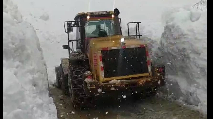 Yollar kapandı, her taraf beyaza büründü! Yüksekova’da kar 5 metreyi aştı