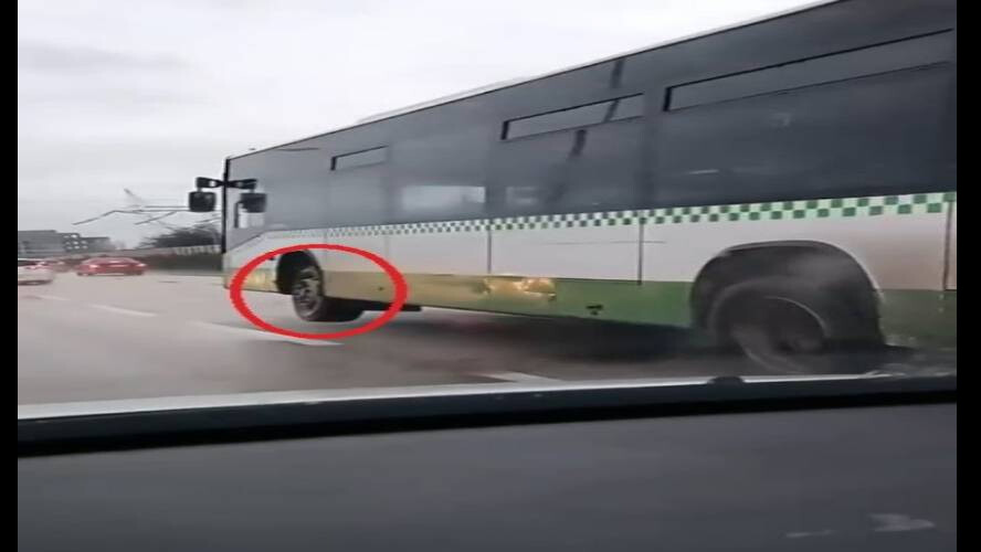 Trafikte korkunç anlar! Halk otobüs şoförü aldırış etmeden tek tekerlek sürdü