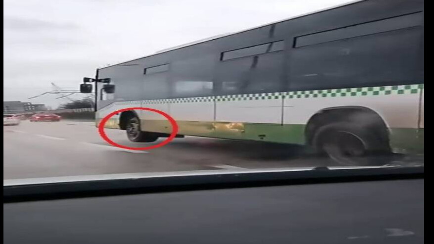 Trafikte korkunç anlar! Halk otobüs şoförü aldırış etmeden tek tekerlek sürdü