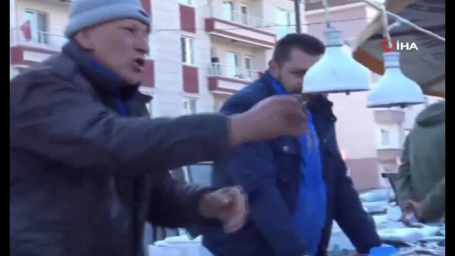 Alışverişe gelen vatandaşlar hayatının şokunu yaşadı! Balıklarını çiğ çiğ mideye gömdü