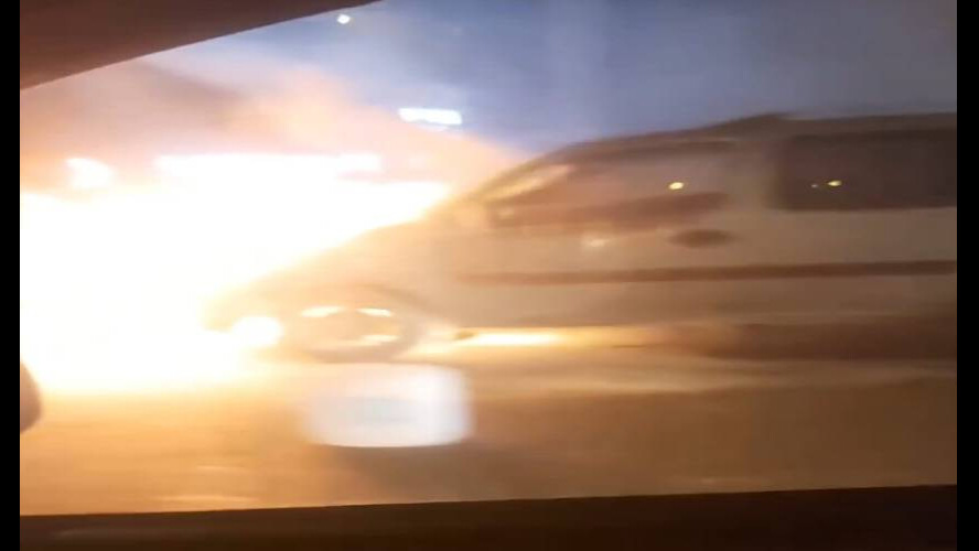 Seyir halindeki araç alev topuna döndü! Sürücü son anda kendini dışarıya atabildi