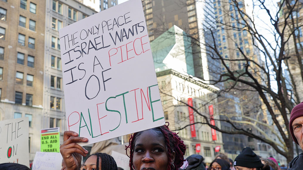 New York'ta öğrenciler Gazze'de ateşkes için ders bırakıp yürüyüş düzenledi New York'ta öğrenciler Gazze'de ateşkes için ders bırakıp yürüyüş düzenledi