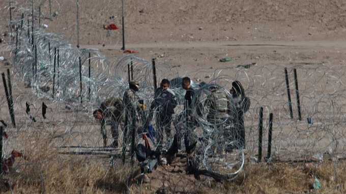 Texas muhafızları yüksek mahkemenin kararını tanımıyor! 10 kişilik göçmen grubuna saldırdılar