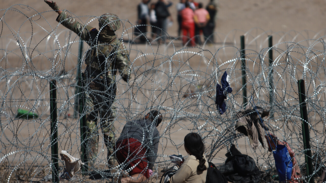 Texas muhafızları yüksek mahkemenin kararını tanımıyor! 10 kişilik göçmen grubuna saldırdılar