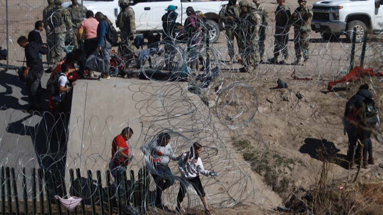 Texas muhafızları yüksek mahkemenin kararını tanımıyor! 10 kişilik göçmen grubuna saldırdılar