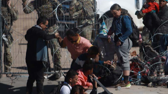 Texas muhafızları yüksek mahkemenin kararını tanımıyor! 10 kişilik göçmen grubuna saldırdılar
