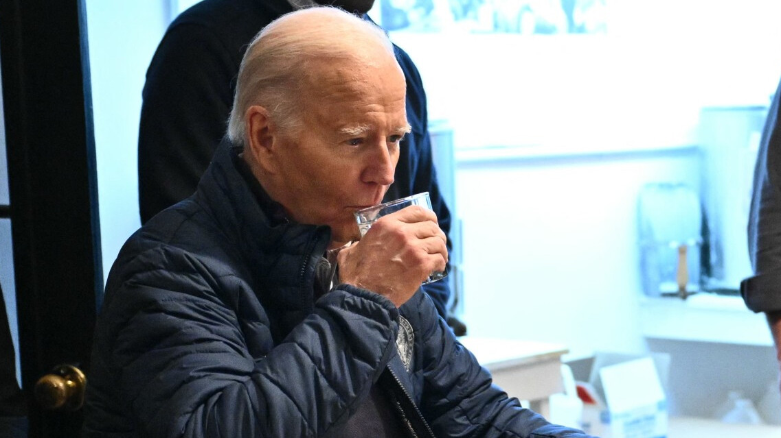 Biden'ın zor anları! Kimyasal tehlike olmadığını kanıtlamak için musluk suyu içti