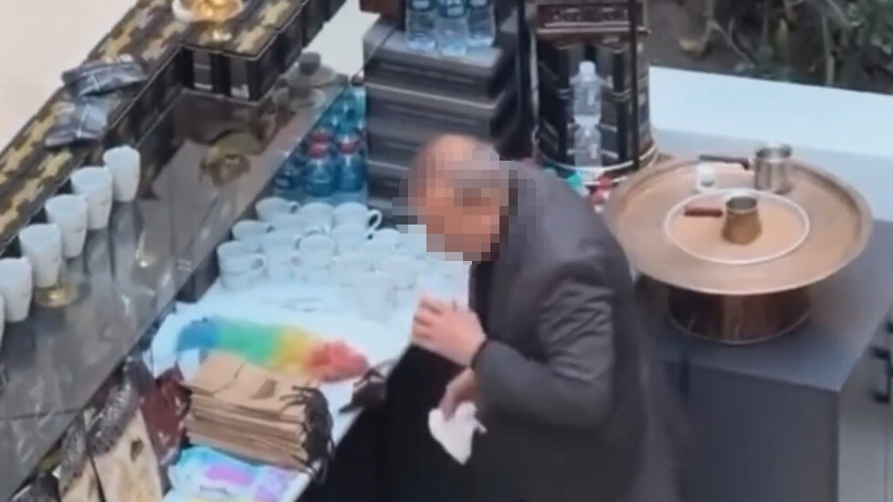 Fincana tüküren işletmeci kendini böyle savundu: Toz çıkmıyordu ben de üfledim