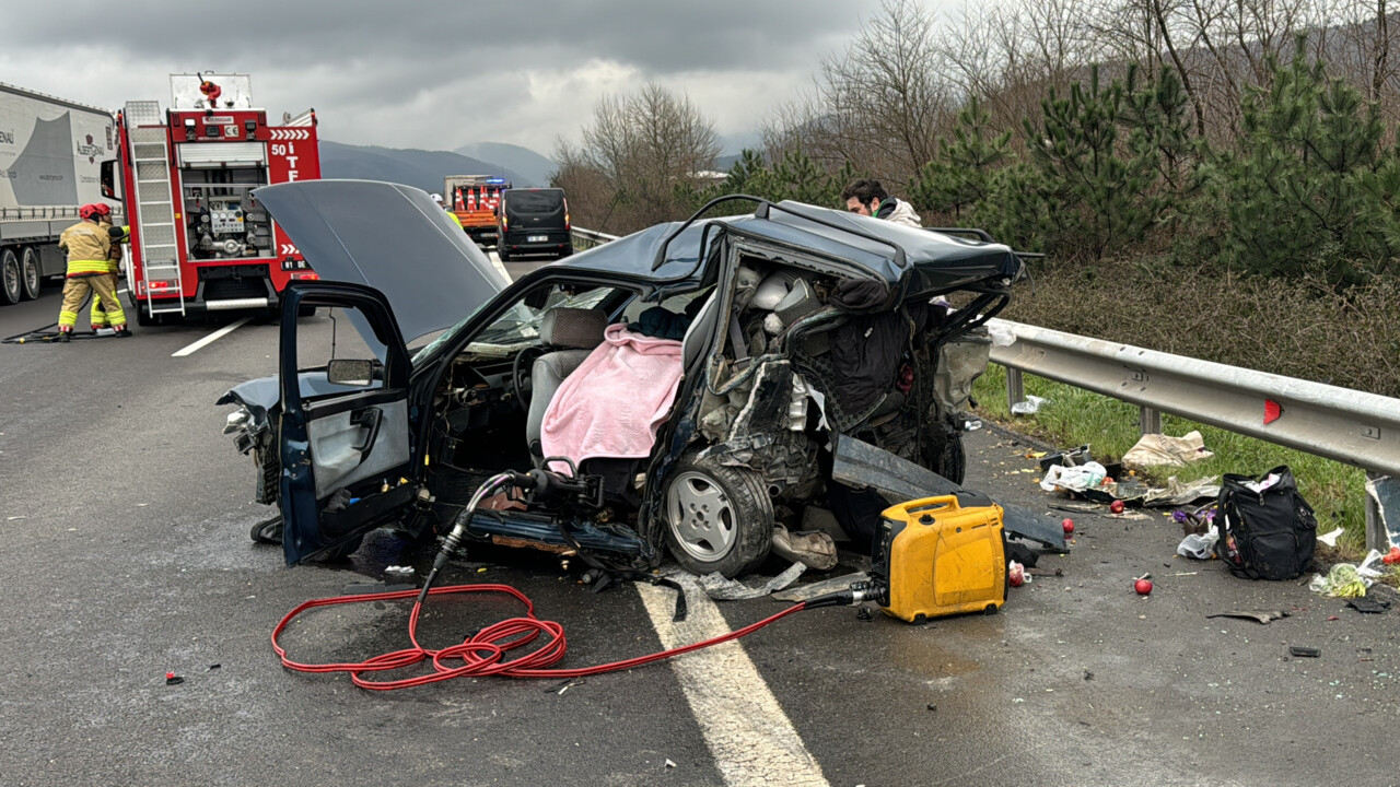 Otoyolda iki araç çarpıştı: 1 ölü, 2’si ağır 5 yaralı