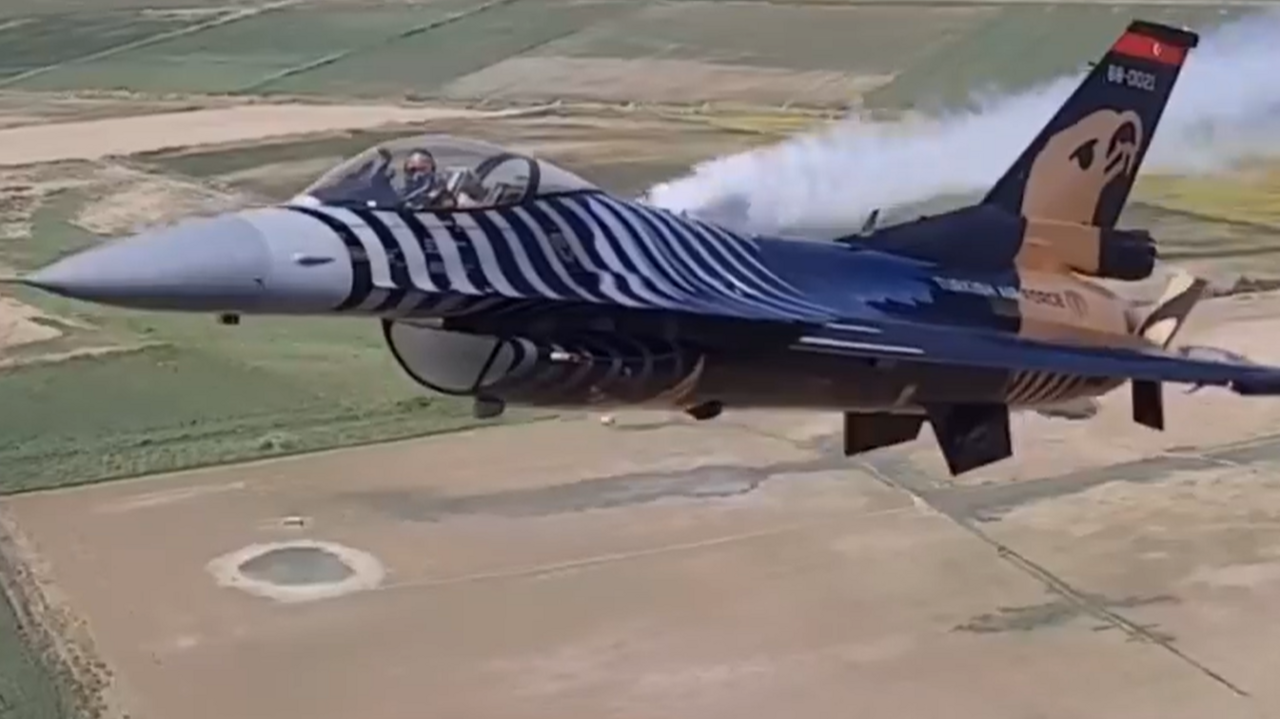 Dünyada bir ilk! Türk pilotlarının kol uçuşu şovu nefes kesti