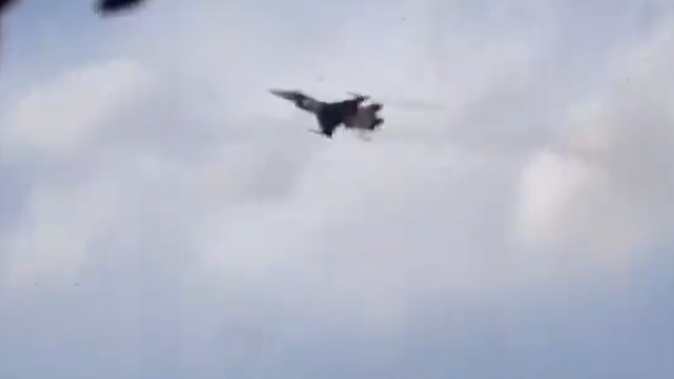 Dünyada bir ilk! Türk pilotlarının kol uçuşu şovu nefes kesti