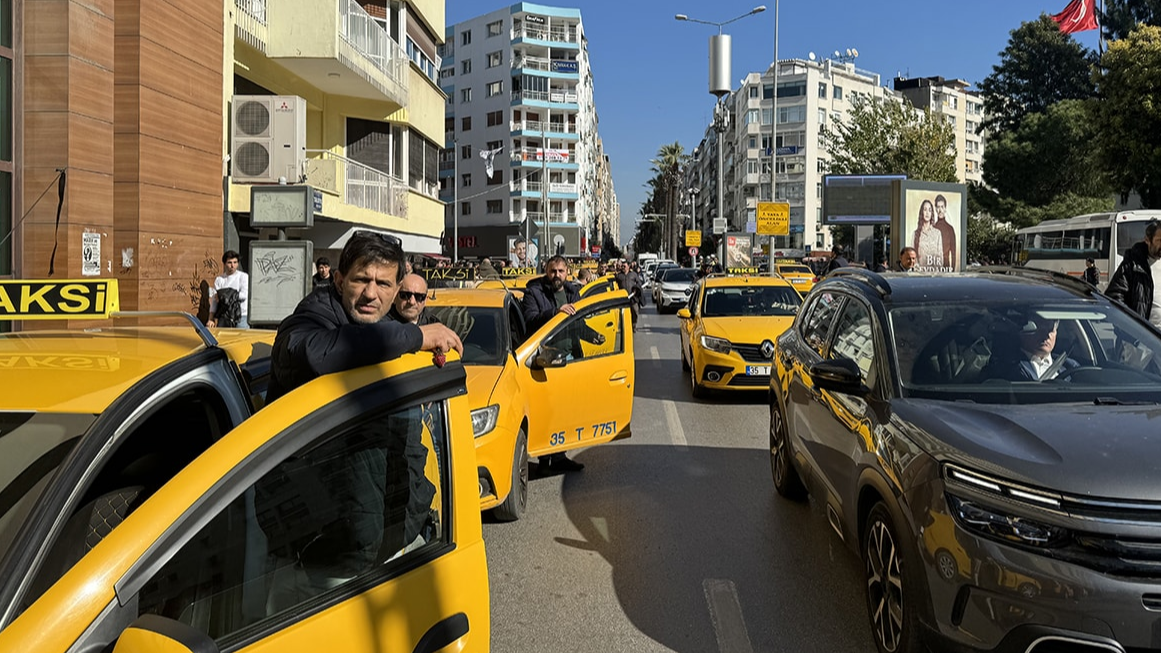 Yolda kavga var! Hem taksi̇ci̇, hem yolcu, hem Tag sürücüsü mağdur oluyor